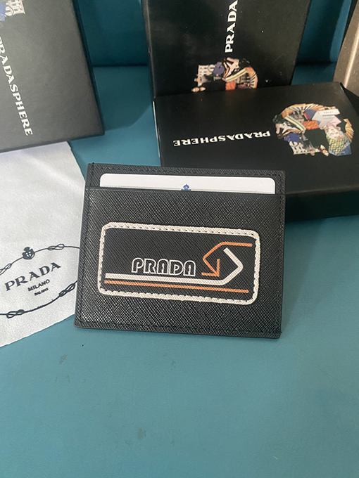 プラダ 人気の牛革カードケース