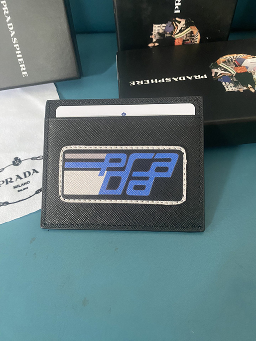 プラダ 人気の牛革カードケース