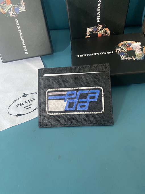 プラダ 人気の牛革カードケース