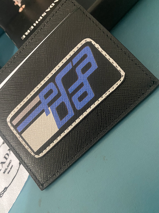 プラダ 人気の牛革カードケース