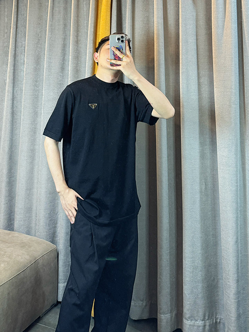 プラダ 胸に新しい三角マークの半袖Tシャツ