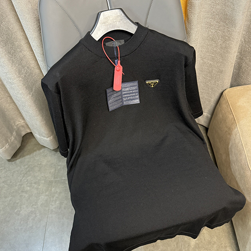 プラダ 胸に新しい三角マークの半袖Tシャツ
