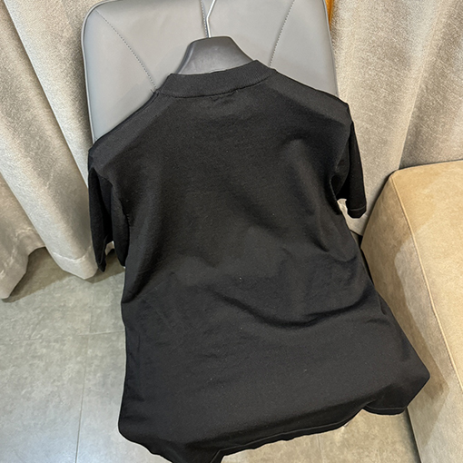 プラダ 胸に新しい三角マークの半袖Tシャツ