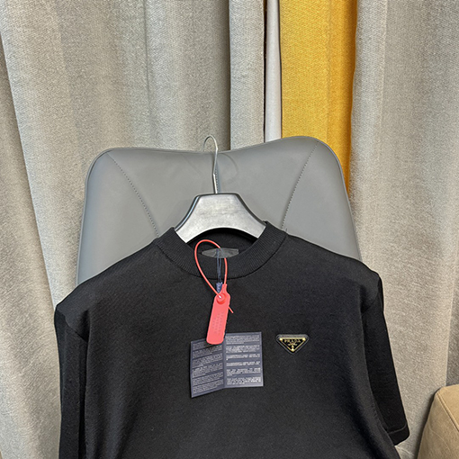 プラダ 胸に新しい三角マークの半袖Tシャツ
