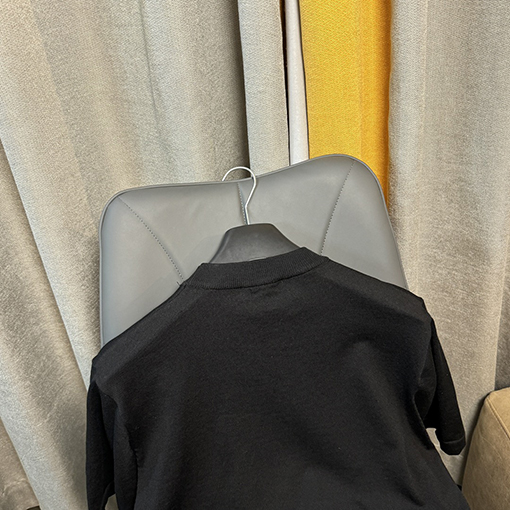 プラダ 胸に新しい三角マークの半袖Tシャツ
