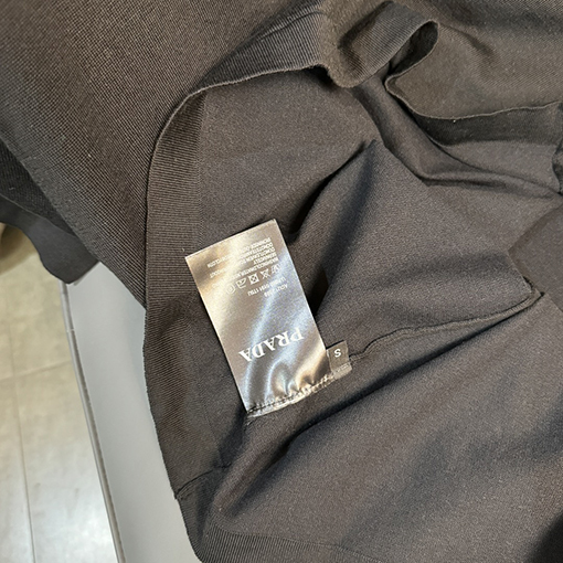 プラダ 胸に新しい三角マークの半袖Tシャツ