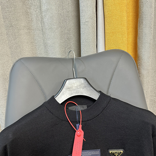プラダ 胸に新しい三角マークの半袖Tシャツ