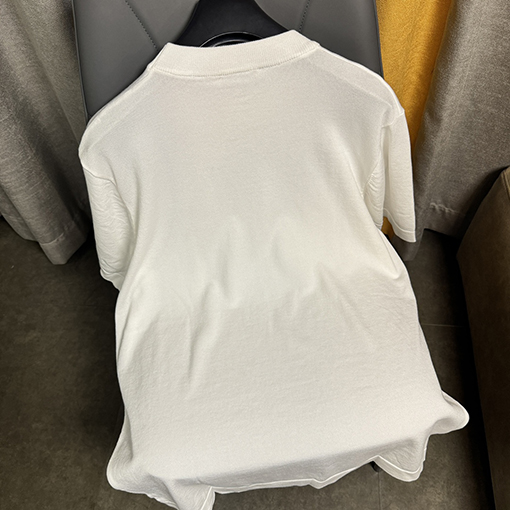 プラダ 胸に新しい三角マークの半袖Tシャツ