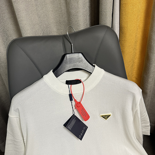 プラダ 胸に新しい三角マークの半袖Tシャツ