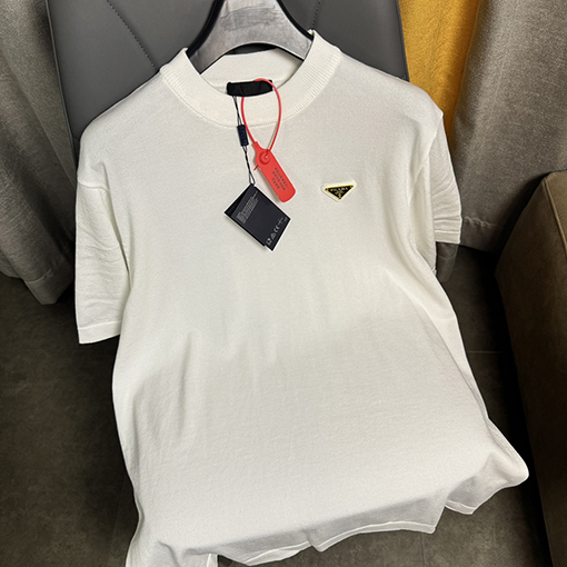 プラダ 胸に新しい三角マークの半袖Tシャツ