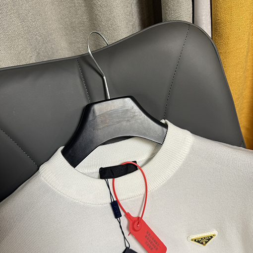 プラダ 胸に新しい三角マークの半袖Tシャツ