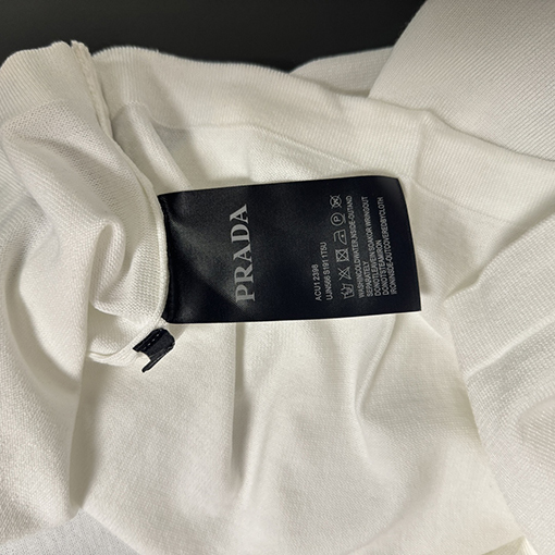 プラダ   胸に新しい三角マークの半袖Tシャツ