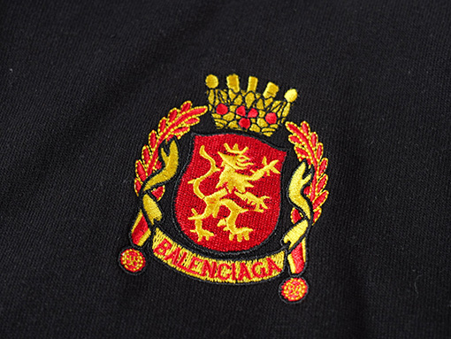 バレンシアガ 袖に輪郭ロゴが刺繍されたプリントコート
