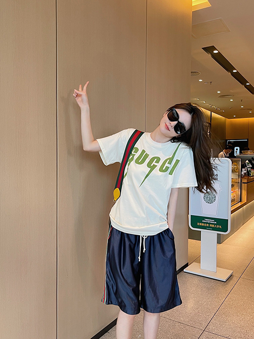 グッチ 赤と緑のストライプのショートパンツ