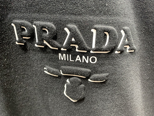 プラダ ブレスレットロゴエンボスロゴ半袖Tシャツ