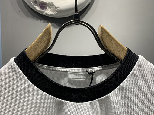 プラダ   ロゴ入り半袖Tシャツ