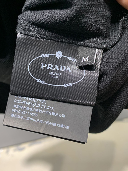 プラダ   ロゴ入り半袖Tシャツ