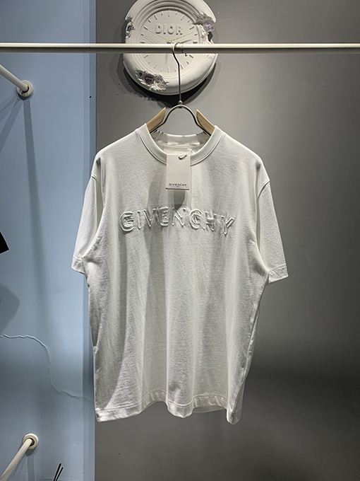 ジバンシイスーパーコピー 布を貼って半袖Tシャツを修理する