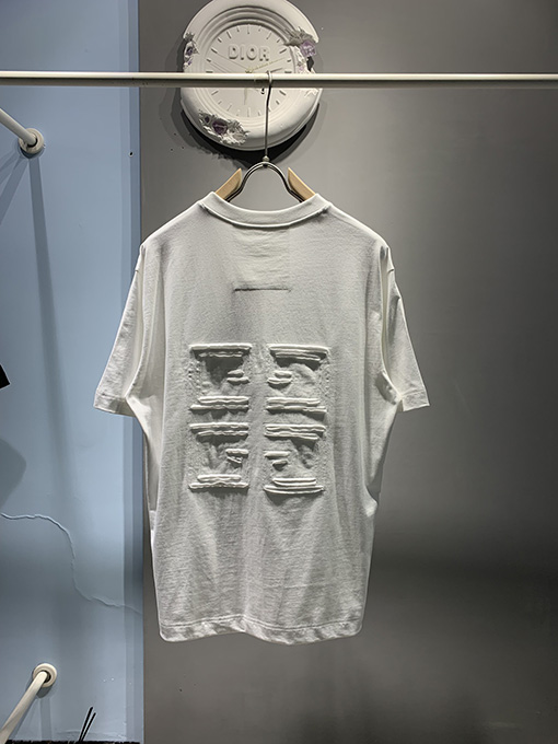 ジバンシイスーパーコピー 布を貼って半袖Tシャツを修理する