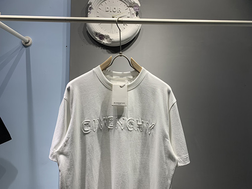 ジバンシイスーパーコピー 布を貼って半袖Tシャツを修理する