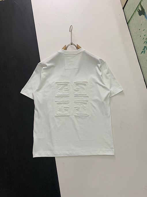 ジバンシイスーパーコピー 布を貼って半袖Tシャツを修理する