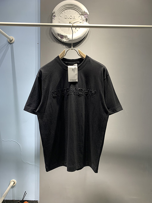 ジバンシイスーパーコピー 布を貼って半袖Tシャツを修理する