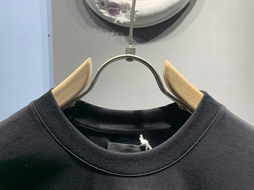 ジバンシイスーパーコピー 布を貼って半袖Tシャツを修理する