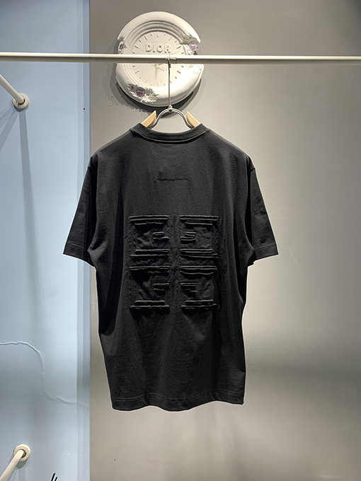 ジバンシイスーパーコピー 布を貼って半袖Tシャツを修理する