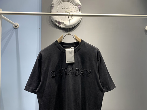 ジバンシイスーパーコピー 布を貼って半袖Tシャツを修理する