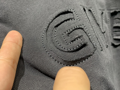 ジバンシイスーパーコピー 布を貼って半袖Tシャツを修理する
