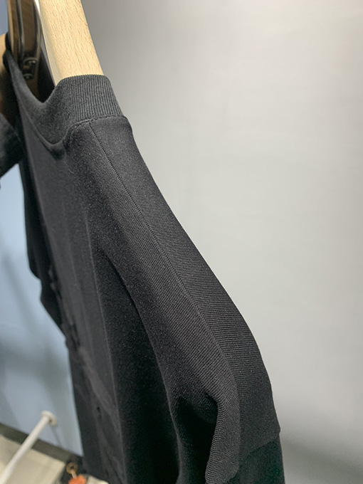 ジバンシイスーパーコピー 布を貼って半袖Tシャツを修理する