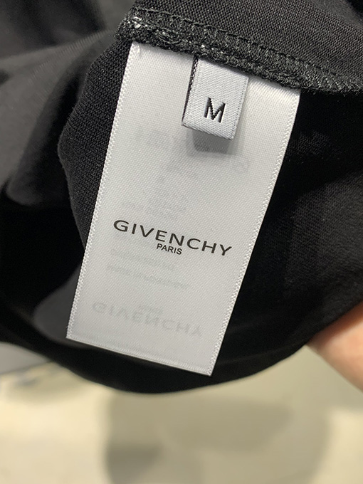 ジバンシイスーパーコピー   布を貼って半袖Tシャツを修理する