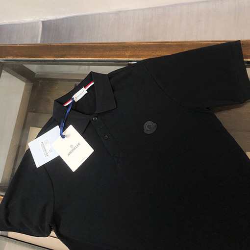 モンクレール 胸元のロゴ柄半袖Tシャツ