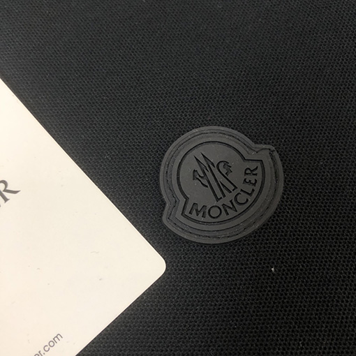 モンクレール 胸元のロゴ柄半袖Tシャツ