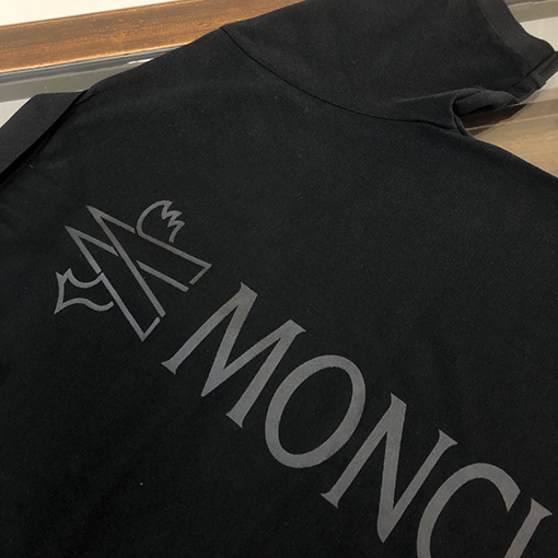 モンクレール   胸元のロゴ柄半袖Tシャツ