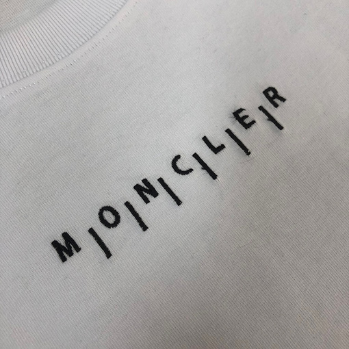 モンクレール   胸の繊細な刺繍ロゴデザイン半袖Tシャツ