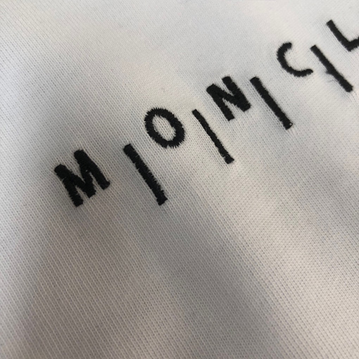 モンクレール   胸の繊細な刺繍ロゴデザイン半袖Tシャツ