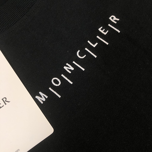 モンクレール   胸の繊細な刺繍ロゴデザイン半袖Tシャツ