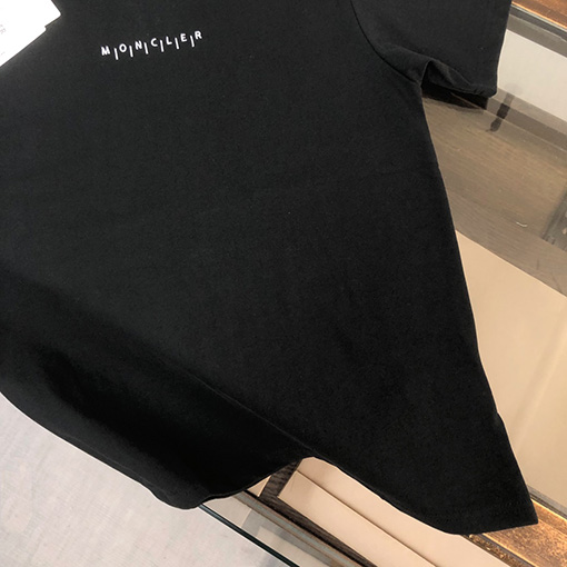 モンクレール   胸の繊細な刺繍ロゴデザイン半袖Tシャツ
