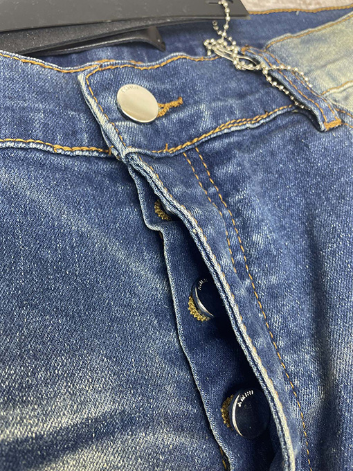 アミリ  パンツの裾のに文字刺繍の入ったジーンズ