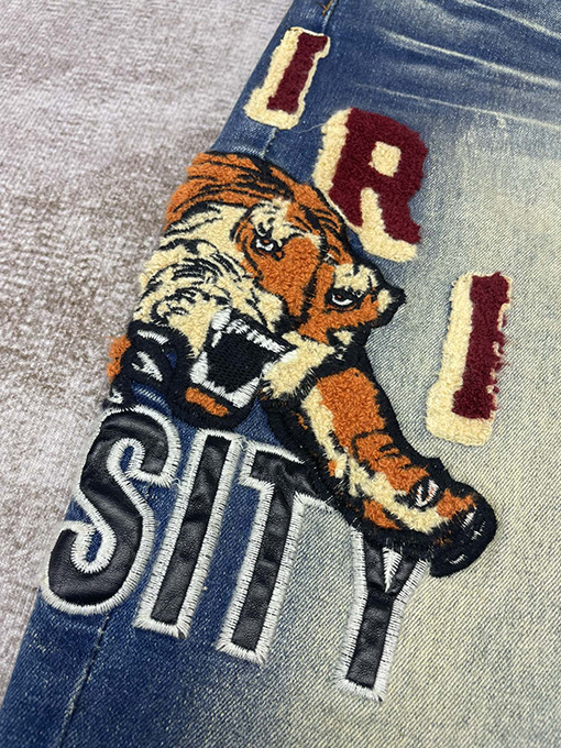 アミリ  パンツの裾のに文字刺繍の入ったジーンズ