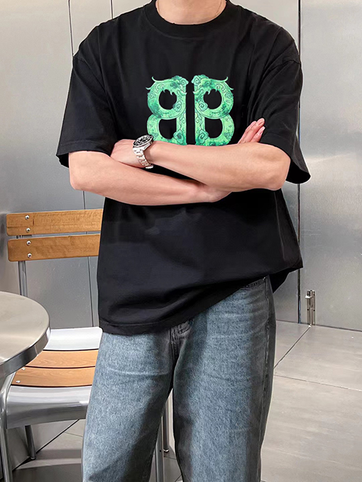 バレンシアガ   クラシックなロゴデザインの半袖Tシャツ