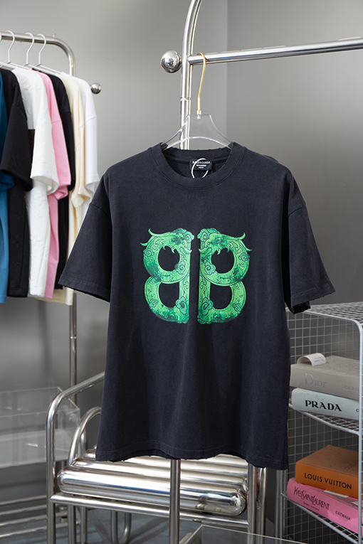 バレンシアガ   クラシックなロゴデザインの半袖Tシャツ