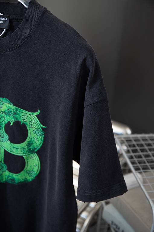 バレンシアガ   クラシックなロゴデザインの半袖Tシャツ