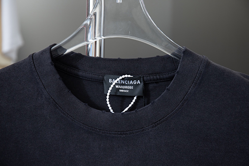 バレンシアガ   クラシックなロゴデザインの半袖Tシャツ