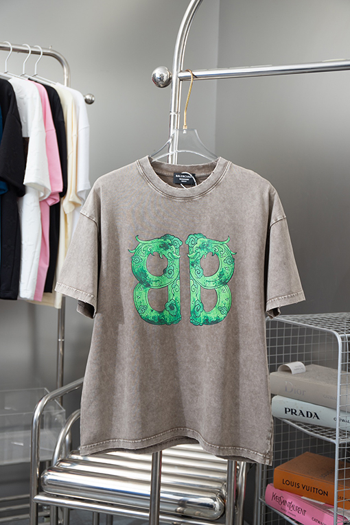 バレンシアガ   クラシックなロゴデザインの半袖Tシャツ