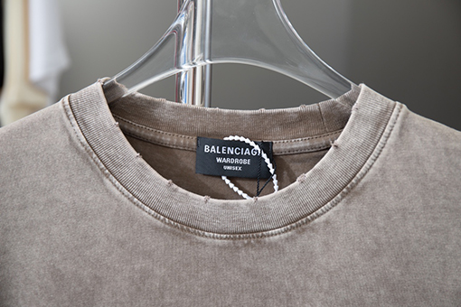 バレンシアガ   クラシックなロゴデザインの半袖Tシャツ