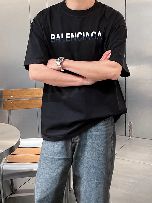 バレンシアガコピー 黒と白のコントラストロゴデザイン半袖Tシャツ