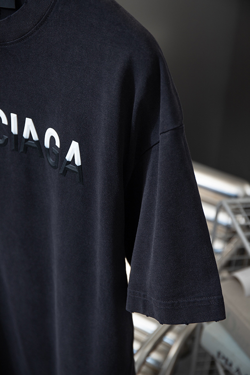 バレンシアガコピー 黒と白のコントラストロゴデザイン半袖Tシャツ