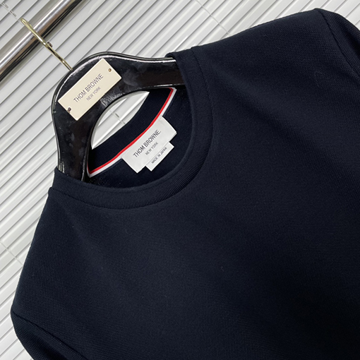 トムブラウン 新しい配色のラウンドネックTシャツ